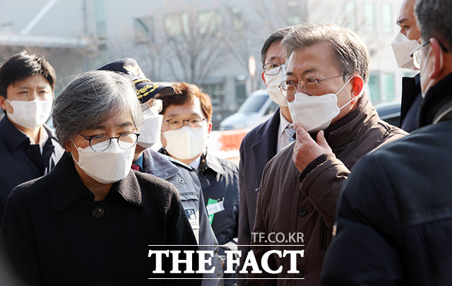 문재인 전 대통령과 정은경 당시 질병관리청장이 지난 2021년 2월 인천국제공항 대한항공 화물터미널에서 열린 코로나19 백신 수송 모의훈련 참관을 끝낸 후 이야기를 나누고 있다. /뉴시스