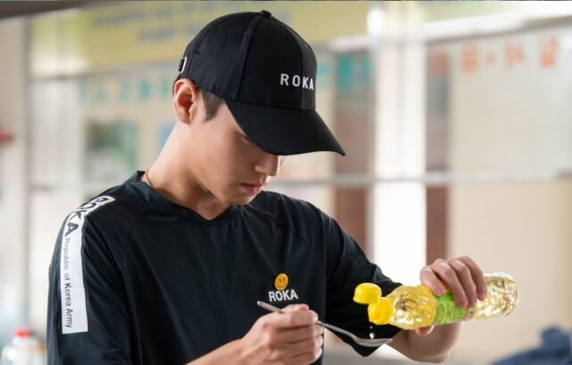 박지훈은 작품에서 '전설의 취사병'으로 거듭나는 이등병 강성재를 연기한다. /티빙