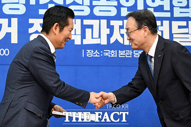 소상공인연합회 만나 정책과제 전달받은 정청래 더불어민주당 대표(앞줄 가운데).