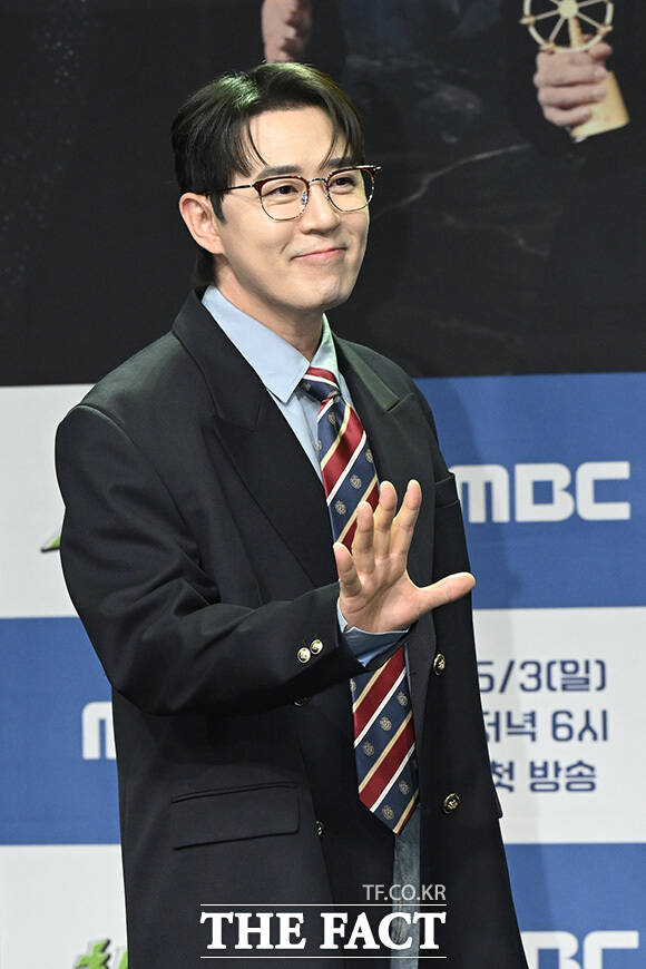 장동민이 포즈를 취하고 있다.