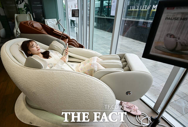 사용자 취향과 컨디션에 맞춰 선택할 수 있는 전신안마 의자 '세라젬 파우제M8'