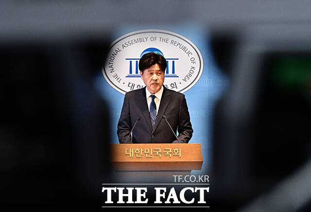 더불어민주당이 김용 전 민주연구원 부원장을 국회의원 재보궐선거 공천에서 배제했다. 사진은 28일 국회 소통관에서 기자회견을 열고 공천 배제 관련 입장을 밝히고 있는 김 전 부원장. /국회=배정한 기자