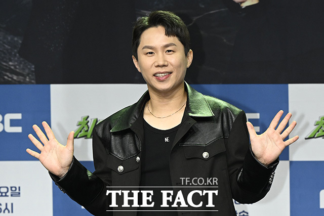 장동민이 포즈를 취하고 있다.