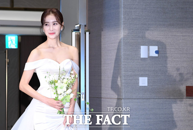 배우 한다감이 임신 소식을 전했다. 사진은 2020년 서울 송파구 롯데월드타워 시그니엘서울에서 결혼식을 진행한 가운데 취재진들을 향해 포즈를 취하고 있는 모습. /더팩트 DB