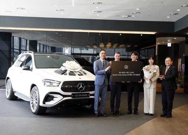 메르세데스-벤츠 코리아가 '리테일 오브 더 퓨처' 전환 후 국내 첫 계약 고객에게 차량을 인도하고 있다. /벤츠코리아