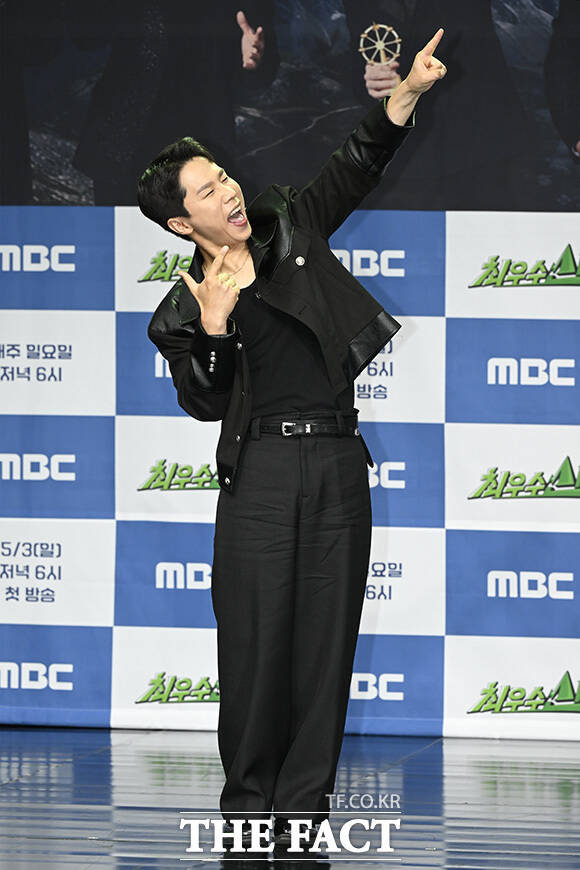 장동민이 포즈를 취하고 있다.