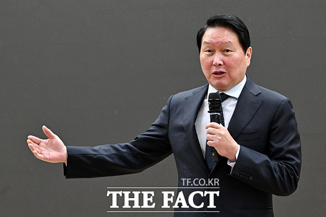 '미·중 AI 기술 패권 경쟁 속 대한민국 성장전략' 주제로 강연하는 최태원 대한상의 회장.