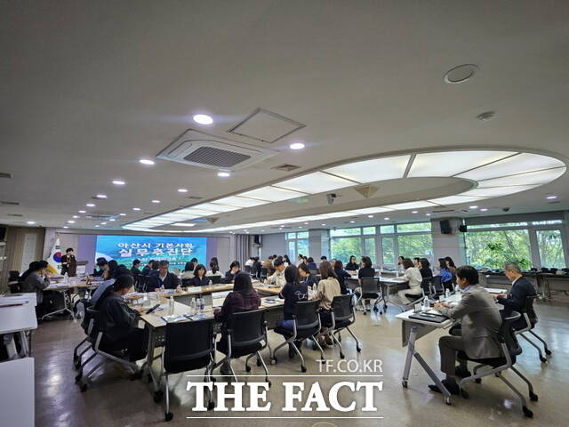 아산시는 27일 시청 상황실에서 '기본사회 실무추진단 워크숍'을 열고 '아산형 기본사회 5개년 종합계획'을 논의했다. /아산시