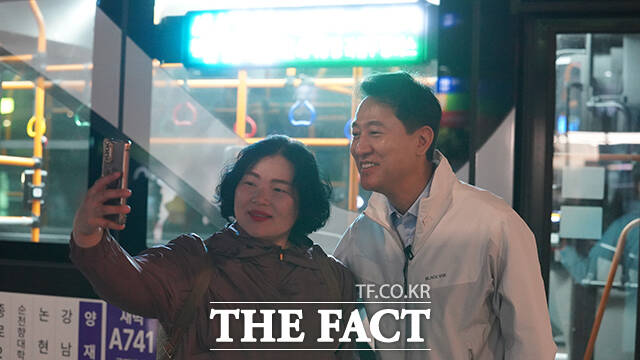 오세훈 국민의힘 서울시장 후보가 28일 오전 '새벽동행 자율주행버스'에 탑승해 한 시민과 대화하고 있다. /오세훈 캠프