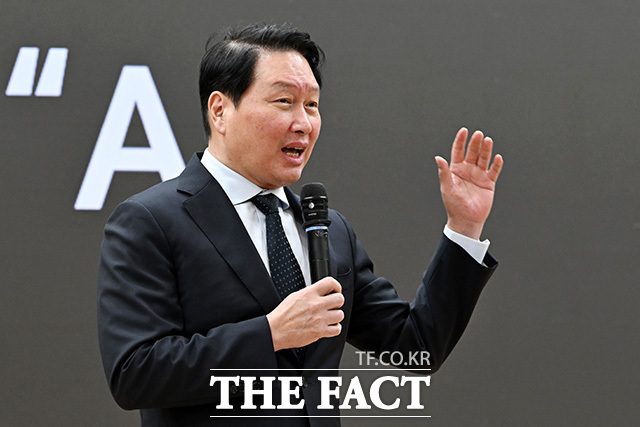 '미·중 AI 기술 패권 경쟁 속 대한민국 성장전략' 주제로 강연하는 최태원 대한상의 회장.