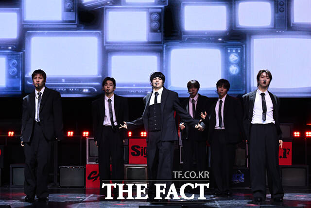 그룹 82메이저(82MAJOR)가 28일 서울 서대문구 신촌로 예스24 원더로크홀에서 열린 미니 5집 'FEELM(필름)' 발매 기념 쇼케이스에서 무대를 선보이고 있다. /이새롬 기자