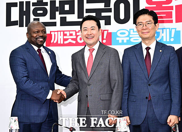 장동혁 국민의힘 대표가 28일 오후 서울 여의도 국회에서 열린 '아동청소년 SNS중독, 플랫폼의 보호책임 강화를 위한 긴급좌담회’에 참석해 기념사진 촬영을 하고 있다. 왼쪽부터 황성혜 구글코리아 대외협력정책실 부사장, 윌슨 화이트 구글 아시아태평양 공공정책 총괄 부사장, 장 대표, 조정훈 국민의힘 의원, 김장겸 의원, 최보윤 의원. /국회=배정한 기자