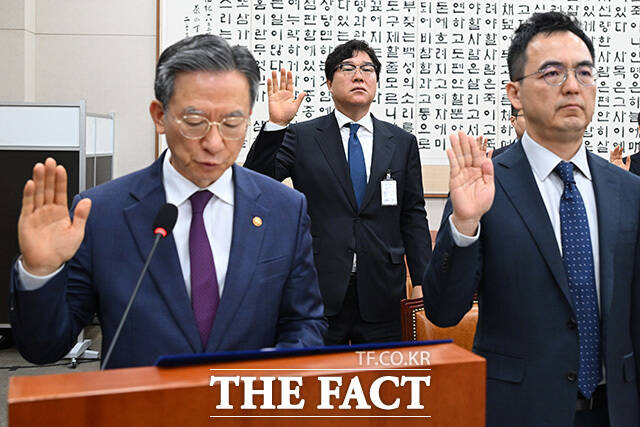 의원 질의에 답하는 김성태 전 쌍방울 회장.