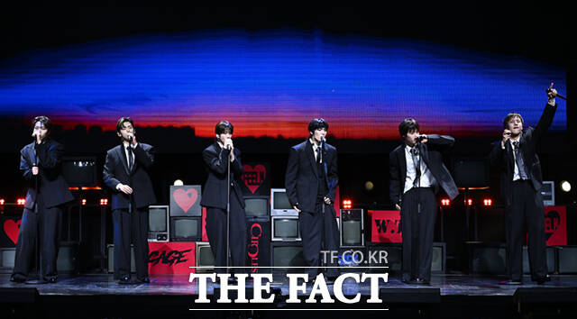 그룹 82메이저(82MAJOR)가 28일 서울 서대문구 신촌로 예스24 원더로크홀에서 열린 미니 5집 'FEELM(필름)' 발매 기념 쇼케이스에서 무대를 선보이고 있다. /이새롬 기자