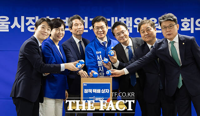 정원오 더불어민주당 서울시장 후보(가운데)와 상임선대위원장들이 서울 25개 자치구 정책 공약을 택배상자에 넣는 퍼포먼스를 선보이고 있다.