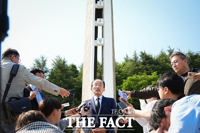 추경호 국민의힘 대구시장 후보가 27일 앞산 충혼탑 참배를 마치고 기자들의 질문에 답하고 있다. /추경호 의원실