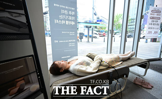 28일 서울 양천구 세라젬 웰라운지 목동직영점을 찾은 고객이 세라젬 마스터V5를 체험하고 있다. /이새롬 기자