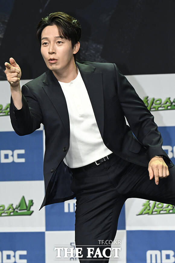 장동민이 포즈를 취하고 있다.