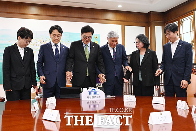 우원식 국회의장이 28일 오후 서울 여의도 국회에서 열린 제3차 개헌 연석회의에 참석해 발언하고 있다.