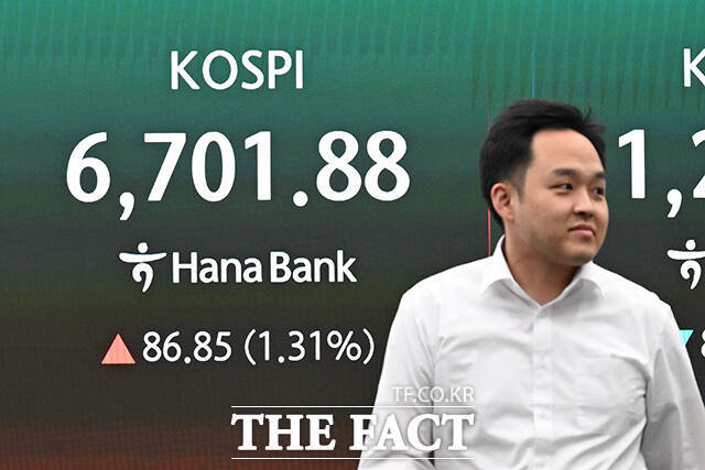코스피가 사상 최고가를 경신한 28일 오전 서울 중구 하나은행 딜링룸 전광판에 지수가 표시돼 있다. /김성렬 기자