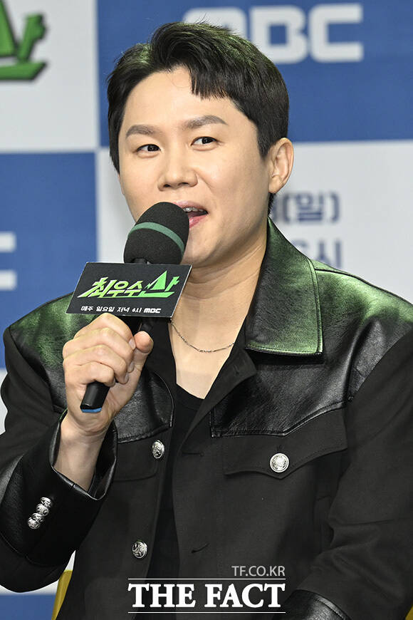 허경환과 장동민, 서예나 PD, 김명엽 PD, 김익환 PD, 유세윤, 양세형, 붐(왼쪽부터)이 포즈를 취하고 있다.