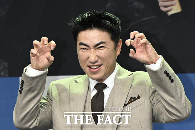 장동민이 포즈를 취하고 있다.