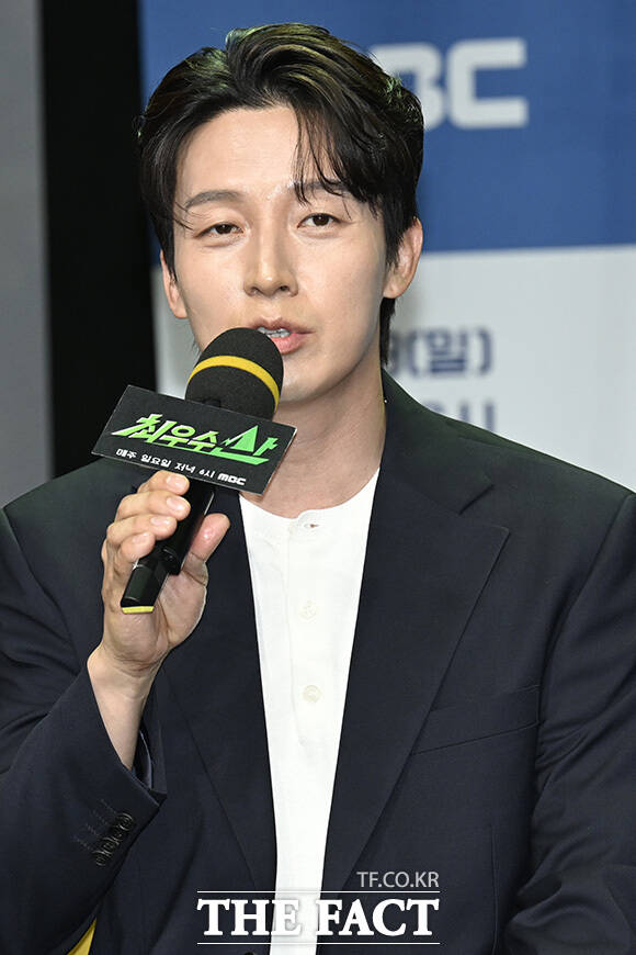 허경환과 장동민, 서예나 PD, 김명엽 PD, 김익환 PD, 유세윤, 양세형, 붐(왼쪽부터)이 포즈를 취하고 있다.