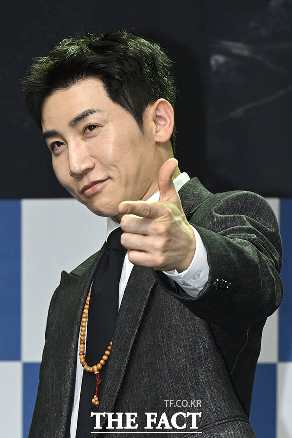 장동민이 포즈를 취하고 있다.