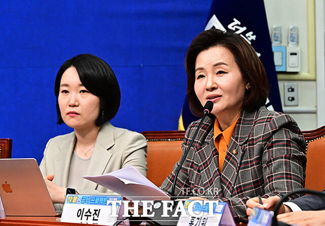 이수진 더불어민주당 의원이 28일 오전 서울 여의도 국회에서 열린 '착!붙 공약 프로젝트' 13호·14호·15호 공약 발표에 참석해 14호·15호 공약에 대해 설명하고 있다. /국회=배정한 기자