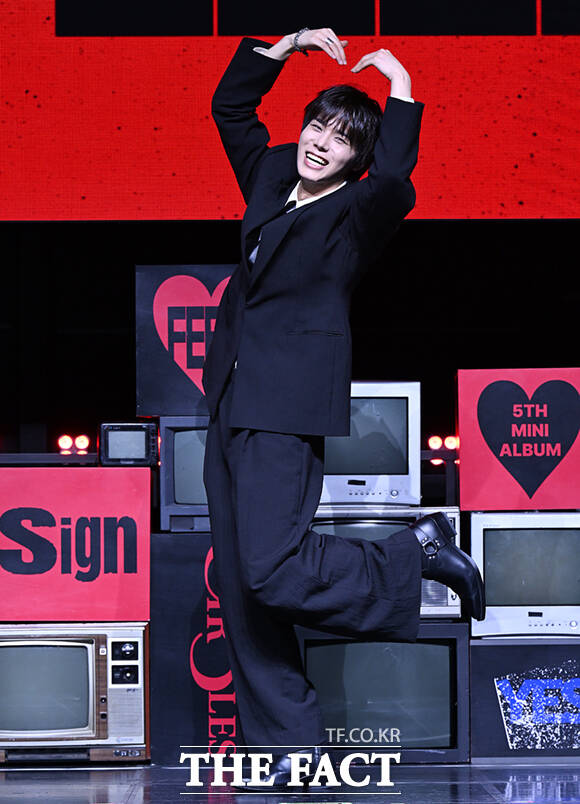 그룹 82메이저(82MAJOR) 윤예찬, 김도균, 남성모, 박석준, 황성빈, 조성일(왼쪽부터)이 28일 서울 서대문구 신촌로 예스24 원더로크홀에서 열린 미니 5집 'FEELM(필름)' 발매 기념 쇼케이스에 참석해 포즈를 취하고 있다. /이새롬 기자