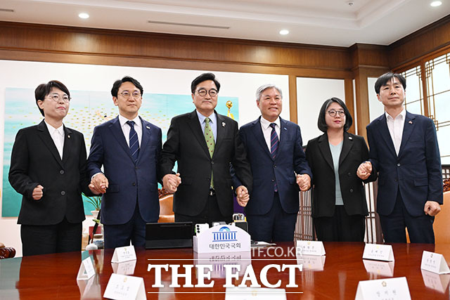 우원식 국회의장이 28일 오후 서울 여의도 국회에서 열린 제3차 개헌 연석회의에 참석해 기념 촬영을 하고 있다. 왼쪽부터 전종덕 진보당 원내부대표와 천준호 더불어민주당 원내대표 직무대행, 우 의장, 서왕진 조국혁신당 원내대표, 용혜인 기본소득당 대표 겸 원내대표, 한창민 사회민주당 대표 겸 원내대표. /국회=서예원 기자