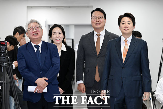 조응천 전 의원이 개혁신당 소속으로 경기도지사 선거에 본격 뛰어들면서, 3파전으로 재편된 경기지사 판의 관심사가 '보수 단일화' 여부로 쏠렸다. 사진은 조 전 의원(맨 왼쪽)이 28일 오전 서울 여의도 국회 소통관에서 출마 기자회견을 하기 위해 이주영 개혁신당 의원과 천하람 개혁신당 원내대표, 이준석 개혁신당 대표이 입장하기 위해 대기하는 모습. /서예원 기자