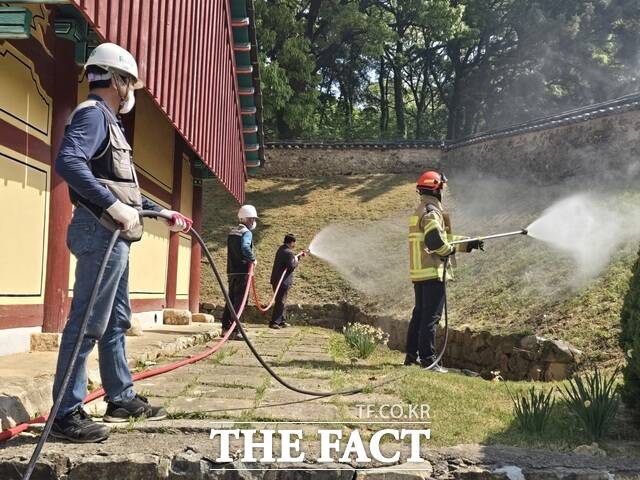 당진시가 27일 당진향교 대성전 일원에서 '2026년 상반기 국가유산 재난대비 소방 합동훈련'을 실시했다. /당진시