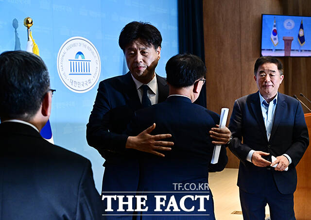 김용 전 민주연구원 부원장이 28일 오후 서울 여의도 국회 소통관에서 기자회견을 열고 재·보궐선거 공천 배제 관련 입장을 밝히고 있다. /국회=배정한 기자