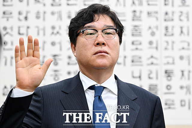 김성태 전 쌍방울 회장이 28일 오전 서울 여의도 국회에서 열린 윤석열 정권 정치검찰 조작 기소 의혹 사건 진상규명 국정조사특별위원회 전체회의에서 증인 선서를 하고 있다. /국회=남용희 기자