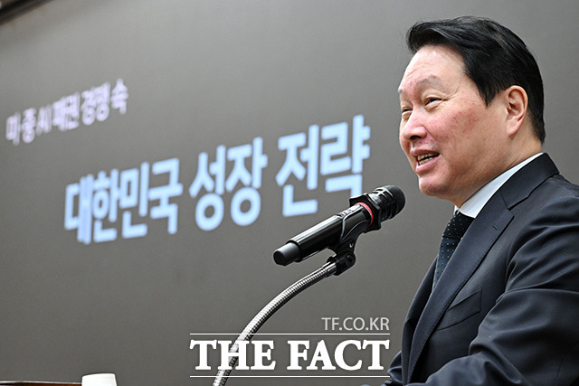 '미·중 AI 기술 패권 경쟁 속 대한민국 성장전략' 주제로 강연하는 최태원 대한상의 회장.