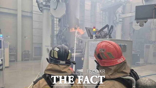 28일 오전 0시 50분쯤 충남 천안시 서북구 백석동의 반도체 공장에서 발생한 화재를 소방대원들이 진화하고 있다. /천안서북소방서