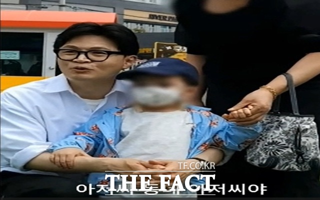 한동훈 전 국민의힘 대표가 부산 북구에서 시민들과의 소통을 강화하며 동네 아저씨를 자처하고 나섰다. /한동훈 유튜브 채널