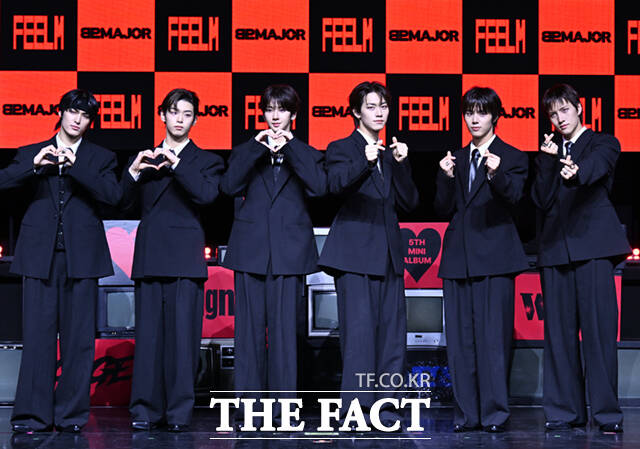 그룹 82메이저의 윤예찬 김도균 남성모 박석준 황성빈 조성일(왼쪽부터)이 28일 서울 서대문구 예스24 원더로크홀에서 열린 다섯 번째 미니앨범 'FEELM(필름)' 발매 기념 쇼케이스에 참석해 포즈를 취하고 있다./이새롬 기자