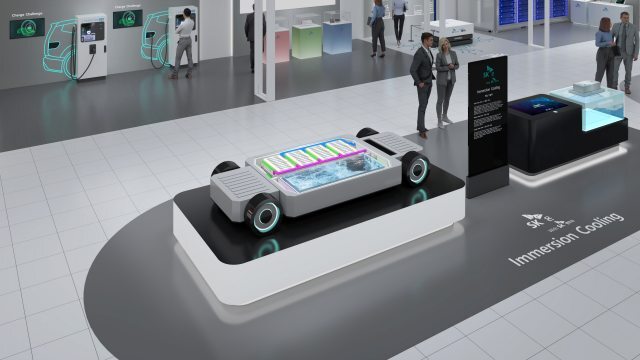 국내 배터리 3사는 1분기 영업익 적자에도 2분기 이후에는 시장이 반등할 것으로 내다보고 있다. 사진은 SK온 인터배터리 2026 전시관 내 액침냉각 팩 모형. /SK온