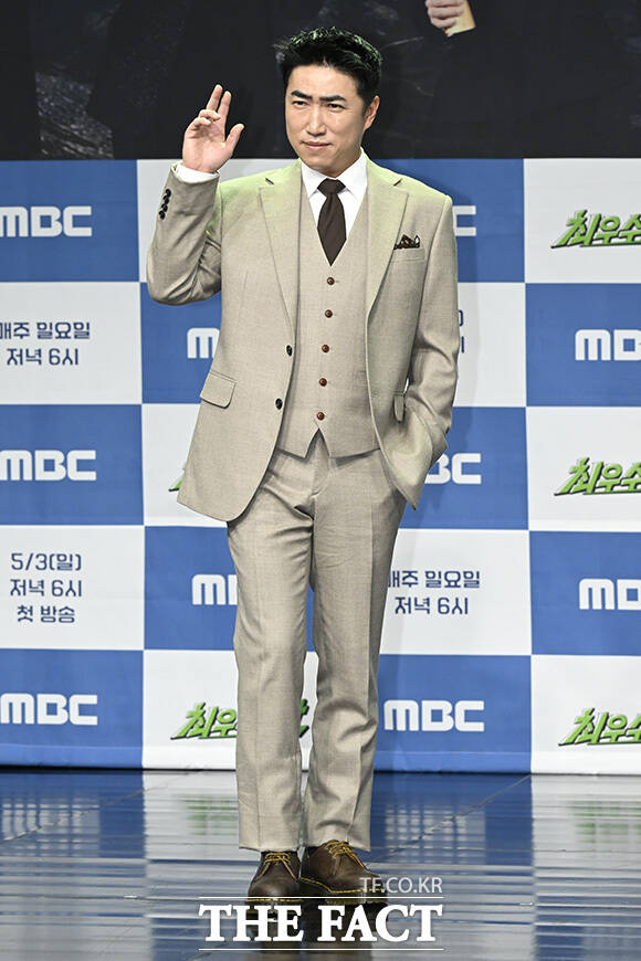 장동민이 포즈를 취하고 있다.