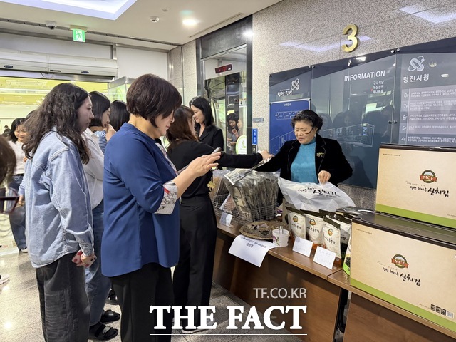 27일 당진시청 구내식당에서 열린 실치김(명천맛김) 홍보 판촉 행사 장면. /당진시