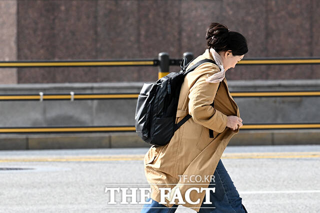 수요일인 29일 낮 최고기온이 21도 수준에 머무르면서 선선한 날씨가 이어지다. 내륙을 중심으로는 일교차가 15도 안팎으로 벌어져 건강관리에 유의해야겠다. /서예원 기자