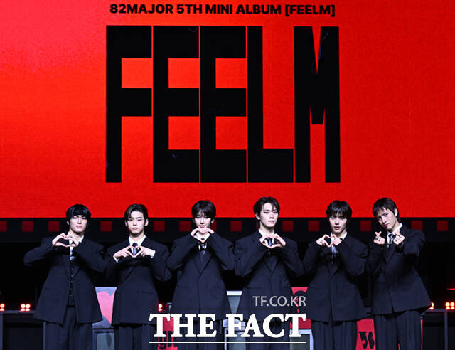 그룹 82메이저(82MAJOR) 윤예찬, 김도균, 남성모, 박석준, 황성빈, 조성일(왼쪽부터)이 28일 서울 서대문구 신촌로 예스24 원더로크홀에서 열린 미니 5집 'FEELM(필름)' 발매 기념 쇼케이스에 참석해 포즈를 취하고 있다. /이새롬 기자