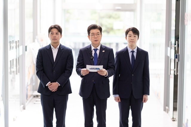 정원오 더불어민주당 서울시장 후보(가운데)가 28일 오전 서울 동대문구 경희대학교캠퍼스타운 삼의원창업센터에서 청년 창업 지원 공약을 발표했다. /정원오 캠프