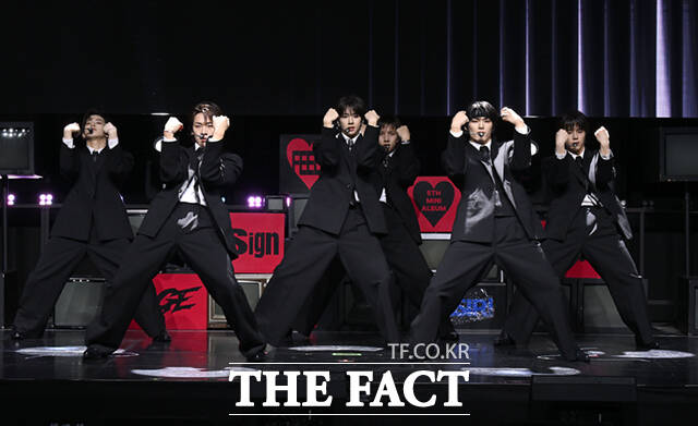 그룹 82메이저(82MAJOR)가 28일 서울 서대문구 신촌로 예스24 원더로크홀에서 열린 미니 5집 'FEELM(필름)' 발매 기념 쇼케이스에서 무대를 선보이고 있다. /이새롬 기자