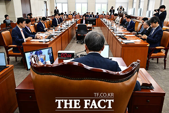 허철훈 중앙선거관리위원회 사무총장이 28일 오전 서울 여의도 국회에서 열린 정치개혁 특별위원회 전체회의에 출석해 공직선거법 일부개정법률안이 의결된 뒤 인사말을 하고 있다. /국회=배정한 기자