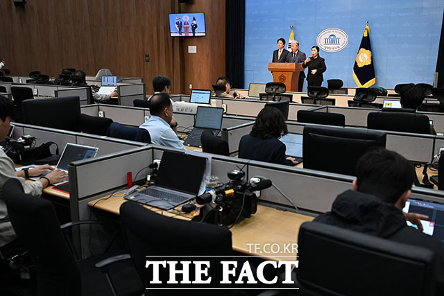 개혁신당 소속으로 경기도지사에 출마하는 조응천 전 의원이 28일 오전 서울 여의도 국회 소통관에서 출마 기자회견을 하고 있다. /국회=서예원 기자