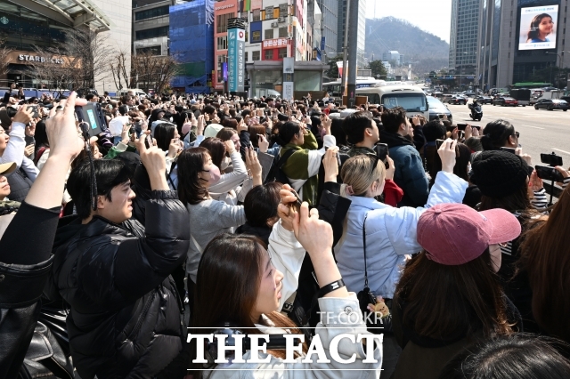 BTS가 프랑스 음악 시장에서 또 하나의 기록을 세웠다. 정규 5집 ‘아리랑’이 앨범 부문 ‘플래티넘’ 인증을 획득했다. 사진은 ‘아리랑’(ARIRANG)이 발매된 지난달 20일 팬들이 서울 중구 신세계백화점 본점 미디어 파사드 ‘신세계스퀘어’에서 송출되는 BTS의 ’Swim’ 뮤직비디오를 촬영하고 있다. /김성렬 기자