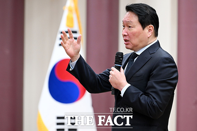 '미·중 AI 기술 패권 경쟁 속 대한민국 성장전략' 주제로 강연하는 최태원 대한상의 회장.